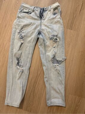 Light Wash Distressed Women’s Jeans size 6 adult